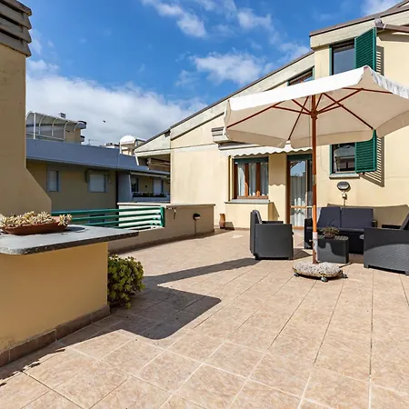 Guesthost - Two-levels With Terrace And Parking شقة فياريجيو